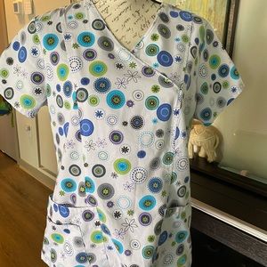 Women’s scrub top. Beautiful circle patterns. Great condition.
